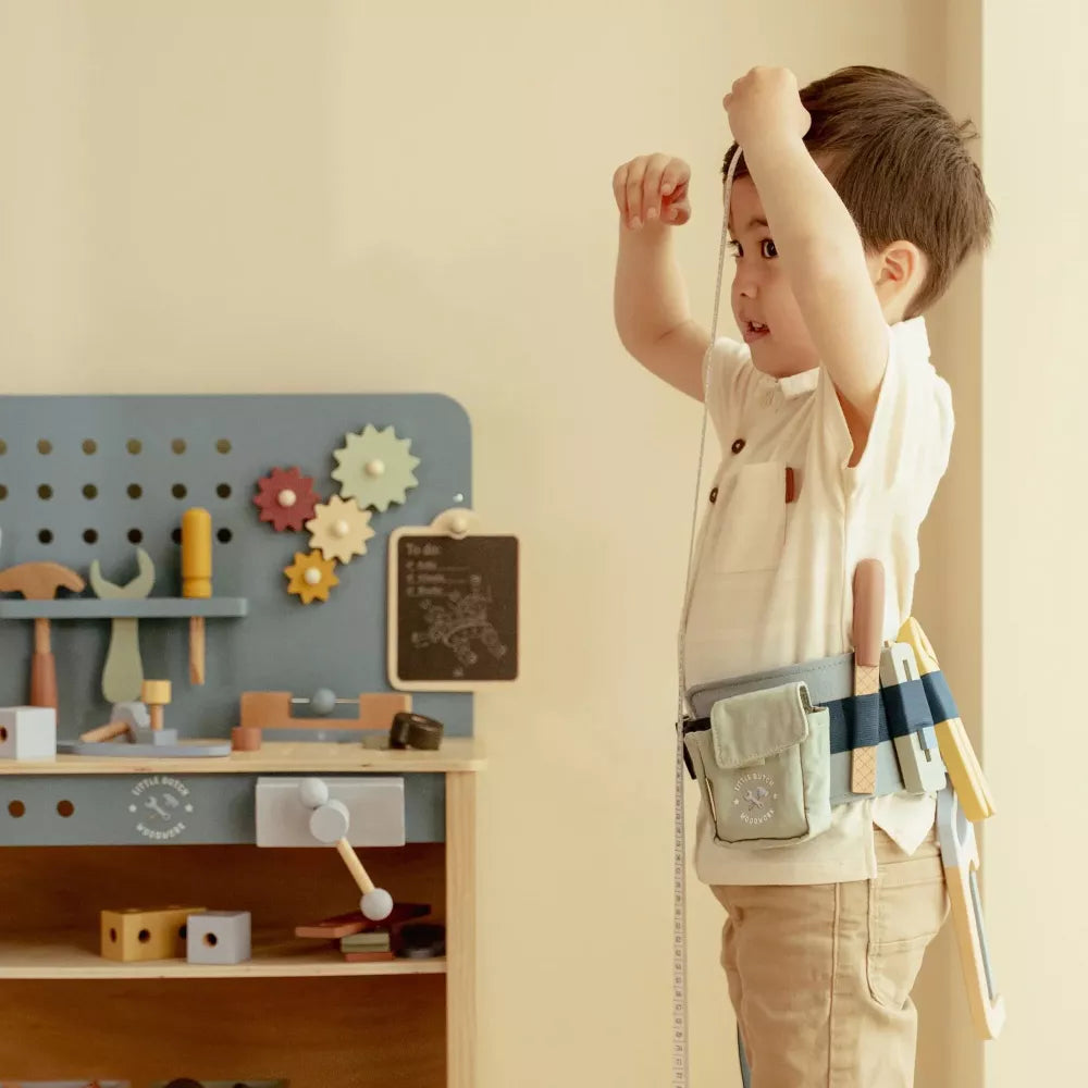 Bambino gioca con il metro della Cintura degli Attrezzi Little Dutch