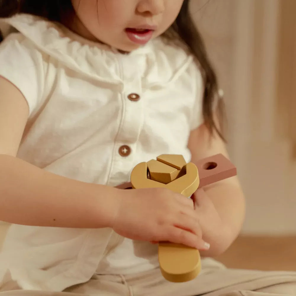 Bambina gioca con la Cassetta degli Attrezzi Little Dutch