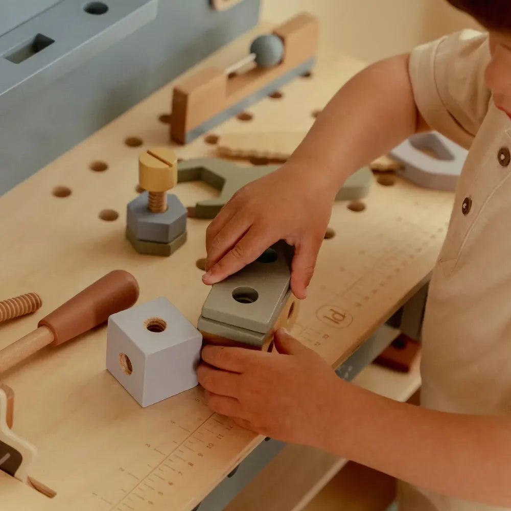 Bambino gioca con il Banco da Lavoro Little Dutch