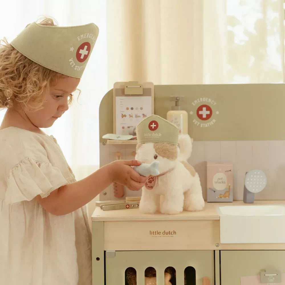 Bambina gioca con il Banco da Veterinario in Legno Little Dutch