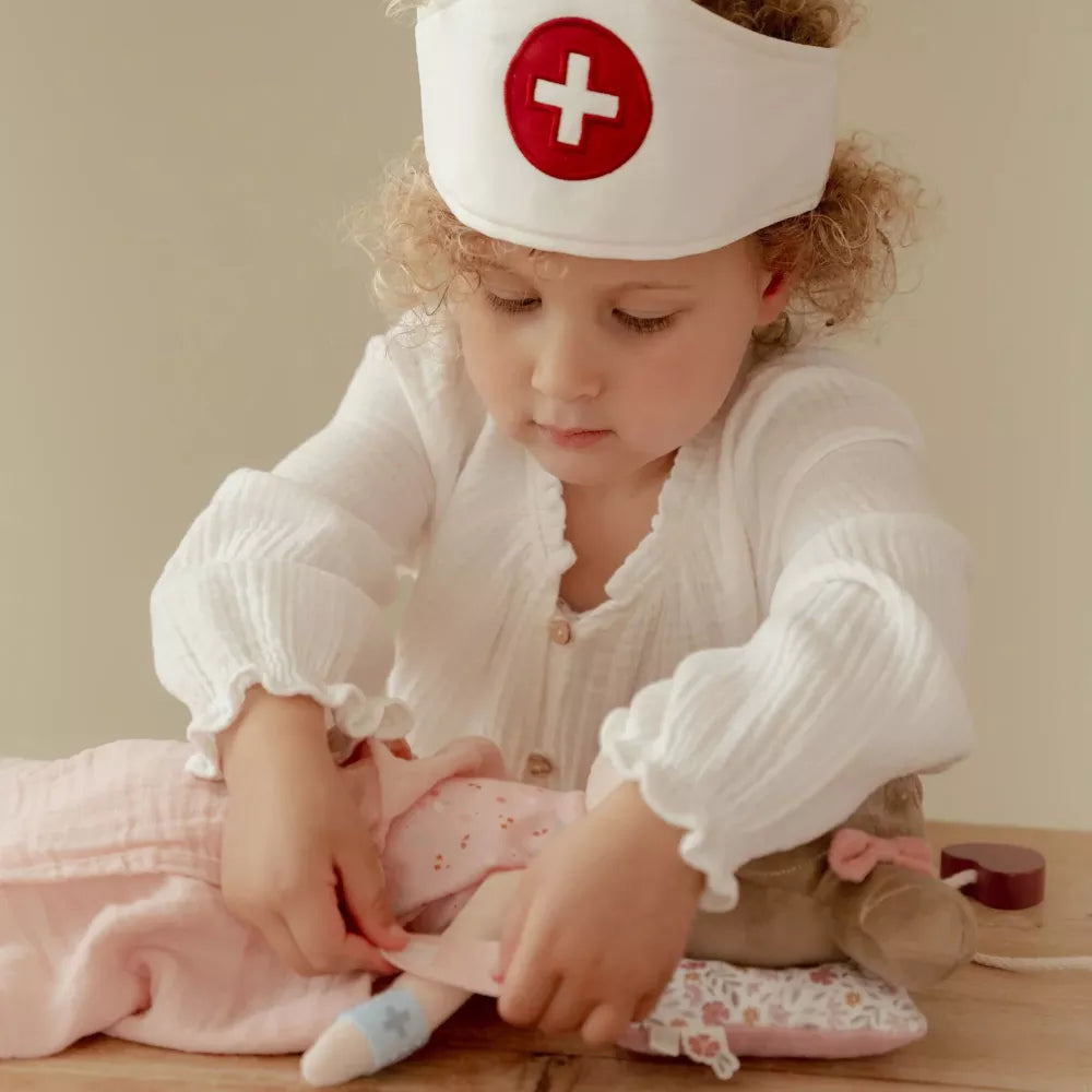 Bambina gioca con il Playset Borsa del Dottore Little Dutch