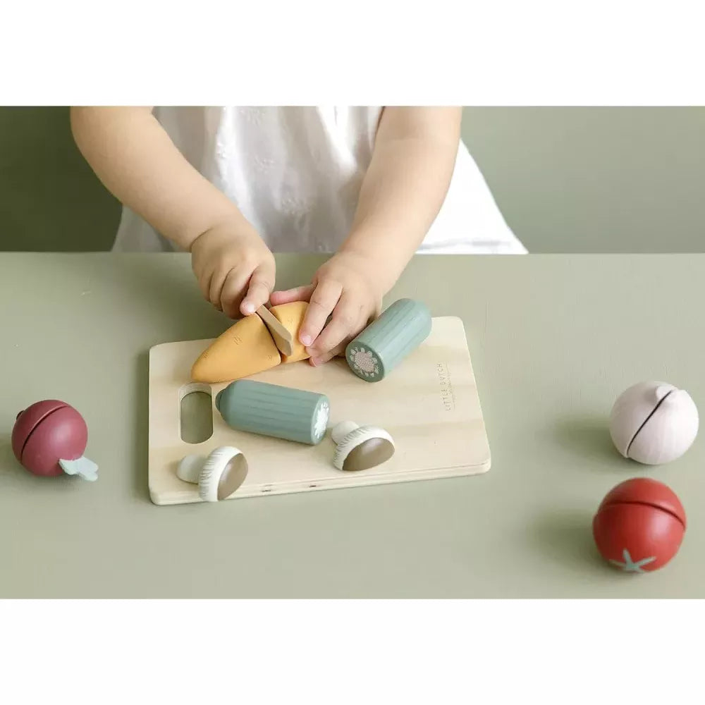 Dettaglio di gioco con la Verdura da Tagliare in Legno Little Dutch