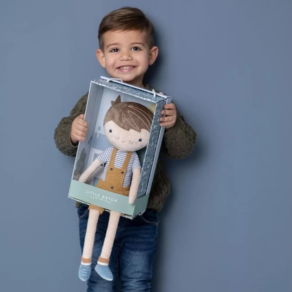 Bambino con in mano la confezione della Bambola Jim Little Dutch 50 cm