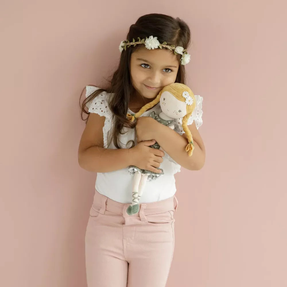 Bambina con la Bambola Julia Little Dutch 35 cm in braccio