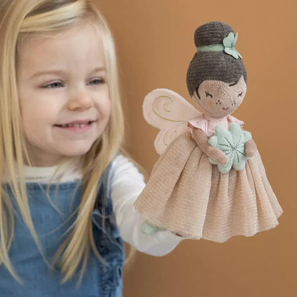 Bambina gioca con la Bambola Fata Ella Little Dutch