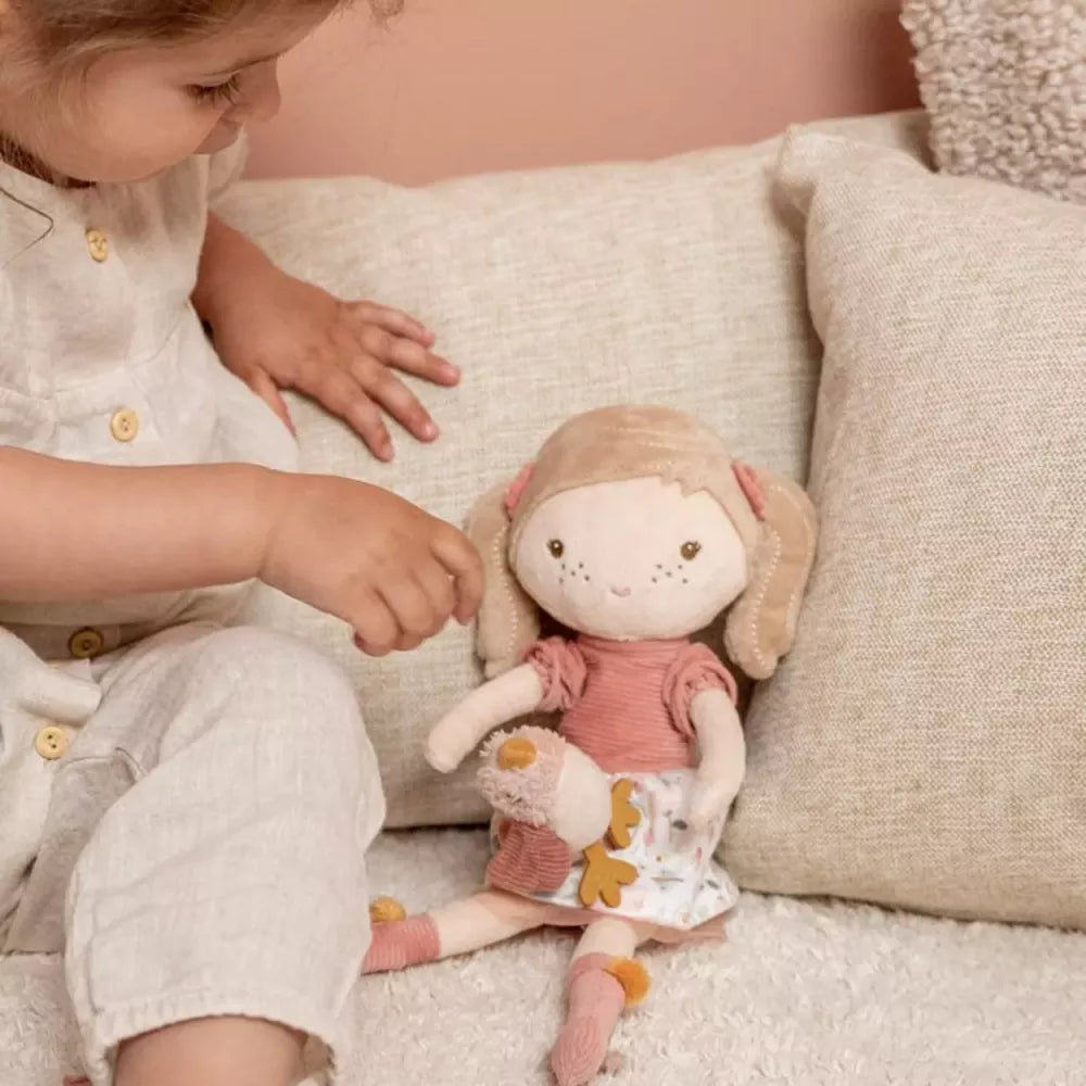 Bambina gioca con la Bambola Anna Little Dutch 35 cm
