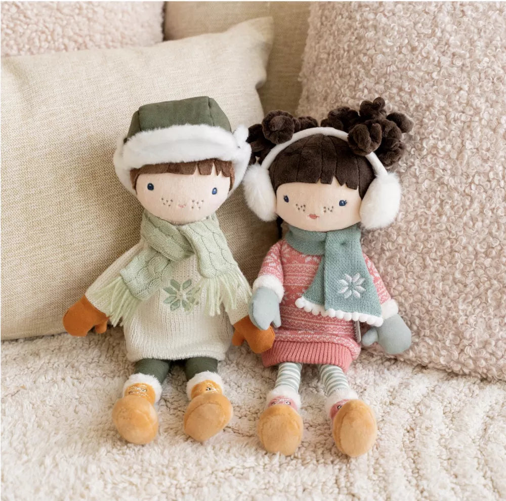 Bambola Sam Invernale 35 cm Little Dutch sul divano