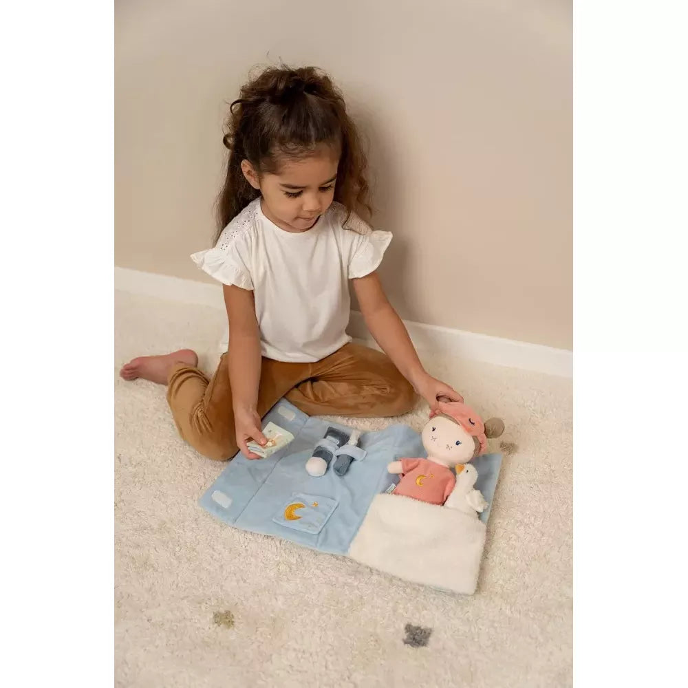 Bambina rimette in ordine il Playset Nanna Little Dutch