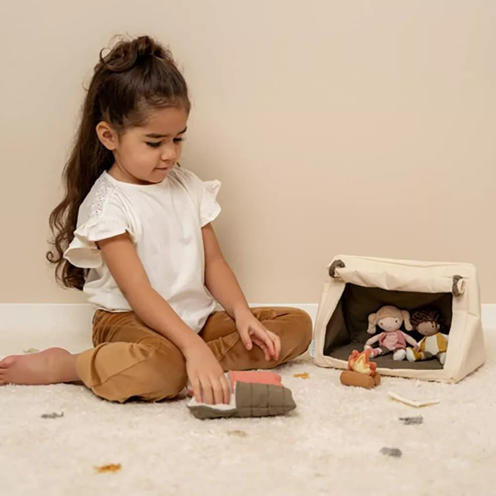 Bambina gioca con il Playset Campeggio Little Dutch