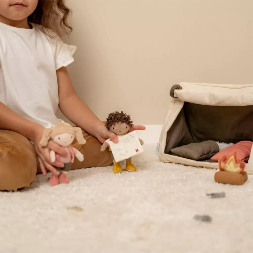 Bambina gioca con i personaggi del Playset Campeggio Little Dutch