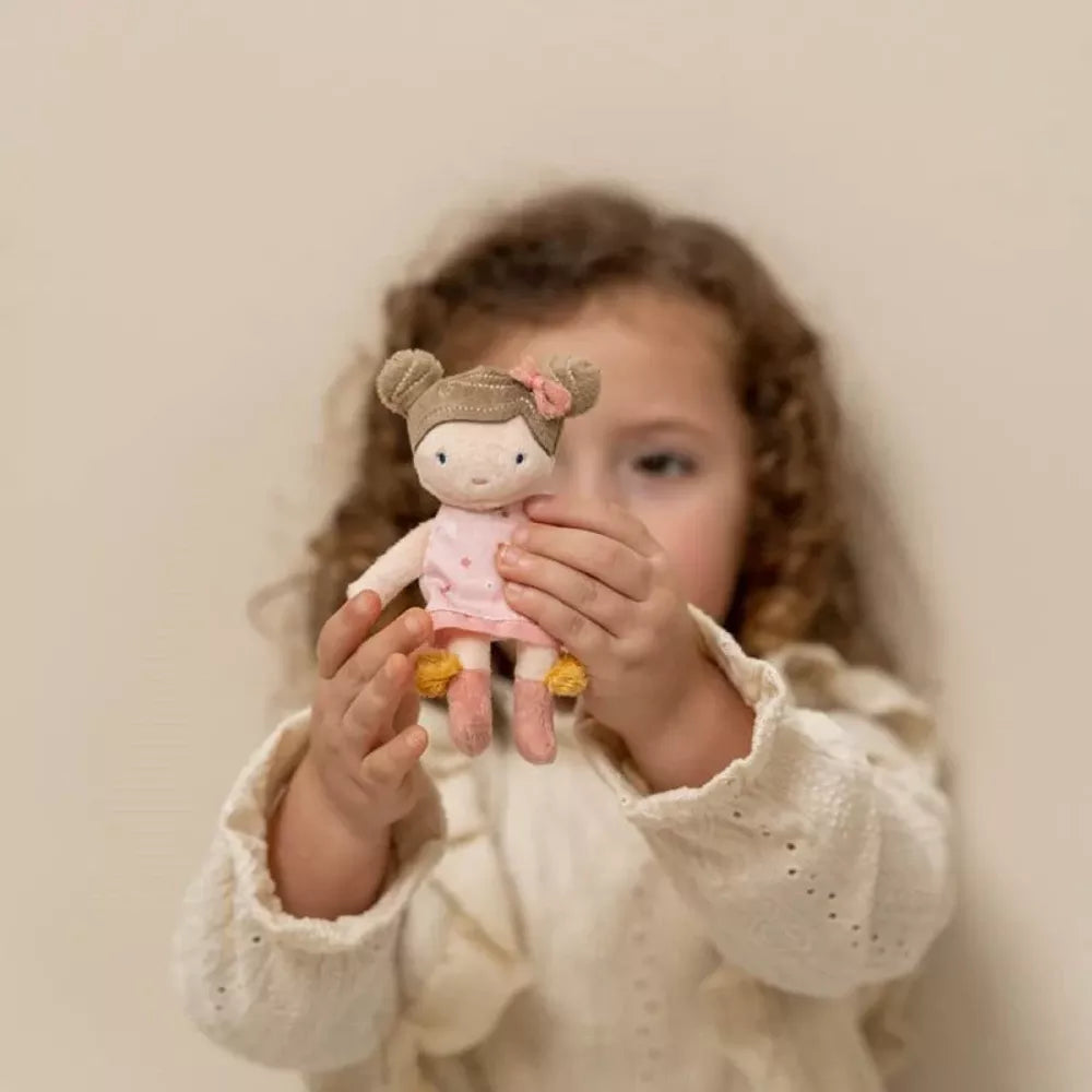 Bambina tiene in mano la Bambola Rosa Little Dutch 10 cm