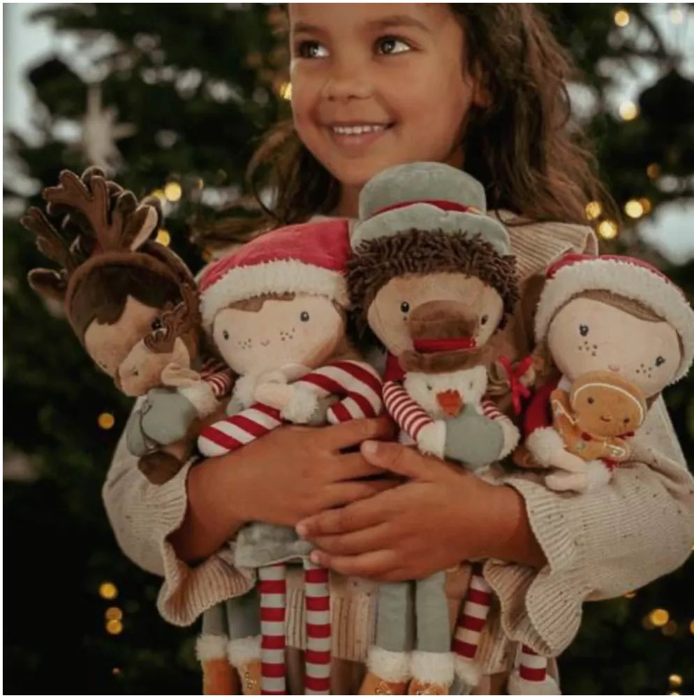 Bambina tiene in braccio la Bambola Natalizia Jake Little Dutch insieme alle altre bambole natalizie Little Dutch