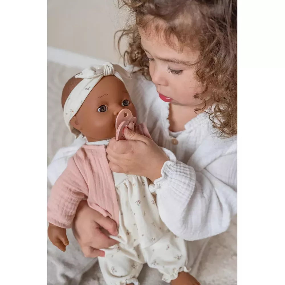Bambina gioca con la Bambola Noa Little Dutch