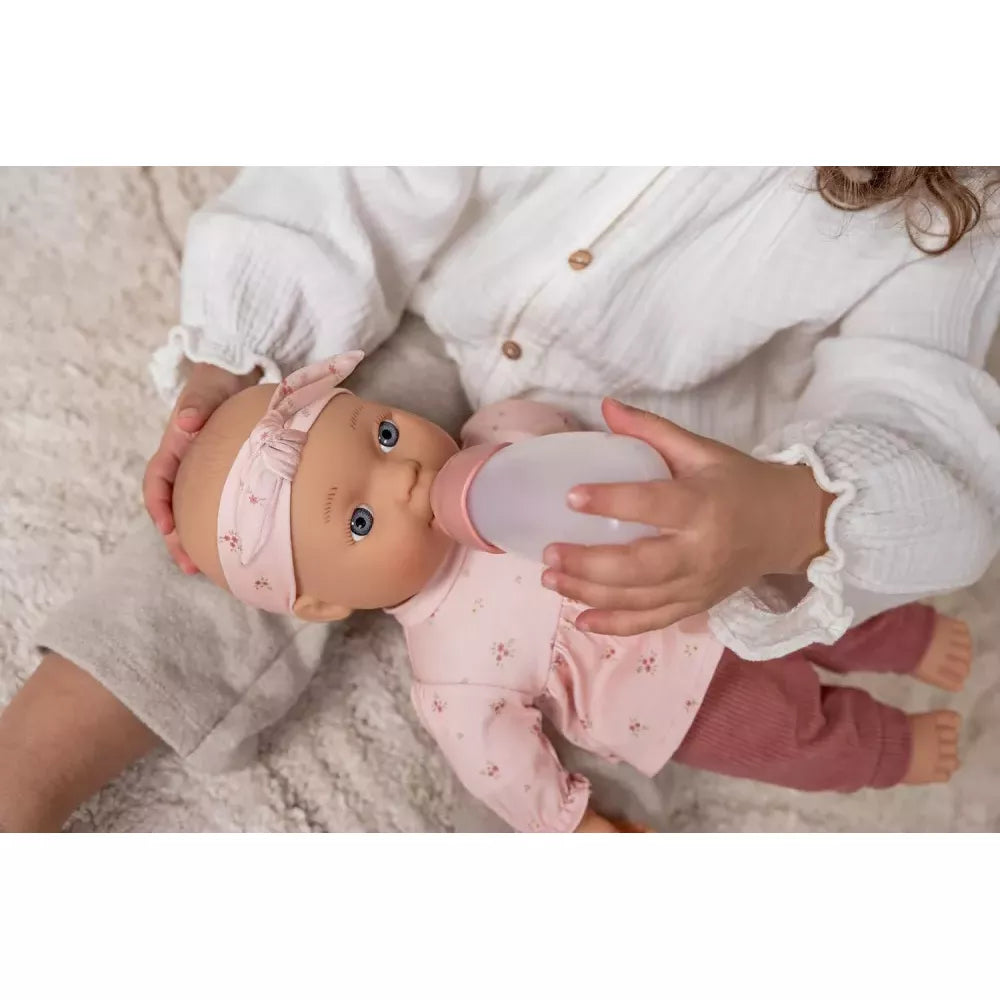 Bambina gioca con la Bambola Lily Little Dutch