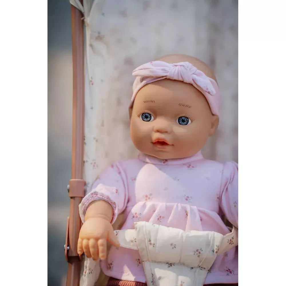 Bambola Lily Little Dutch nel passeggino