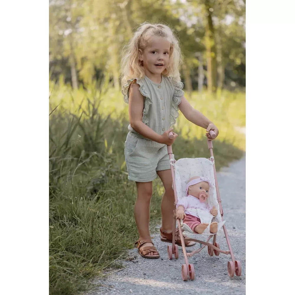 Bambina porta la Bambola Lily Little Dutch nel passeggino