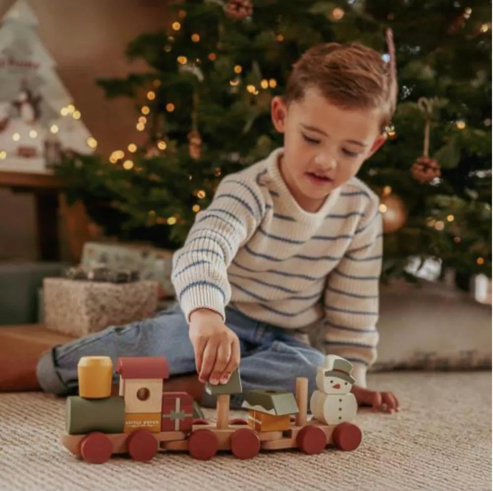 Bambino gioca con il Trenino Impilabile Natalizio Little Dutch