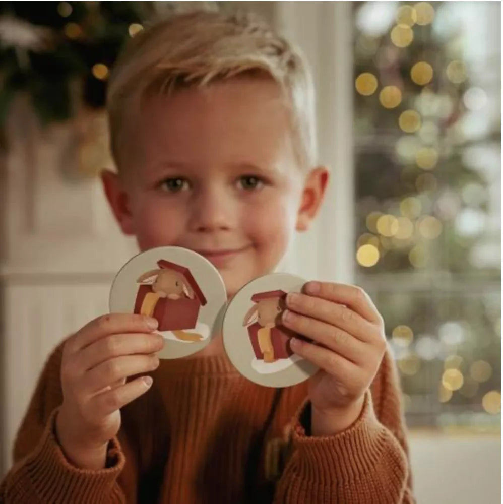 Bambino abbina le tessere del Memory di Natale Little Dutch