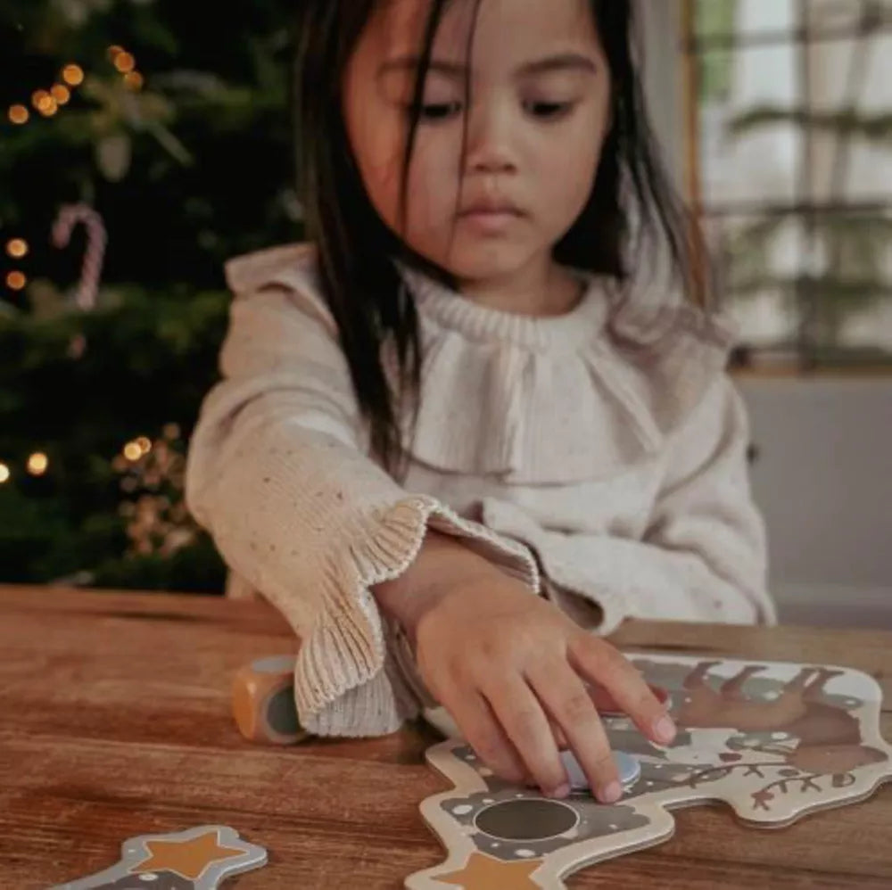 Bambina gioca con il Gioco dell'Albero di Natale Little Dutch