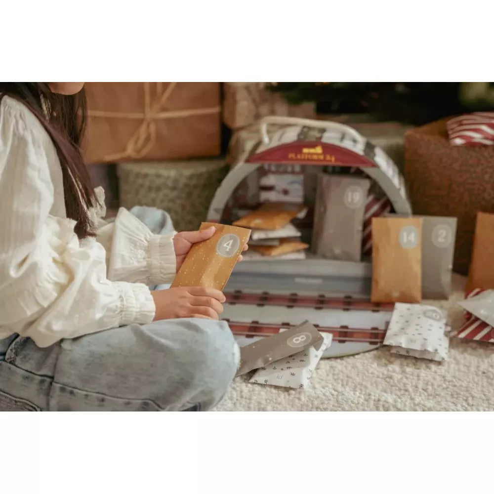 Bambina apre le buste del Calendario dell'Avvento Trenino Little Dutch