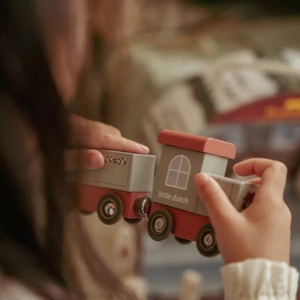 Bambina gioca con il treno del Calendario dell'Avvento Trenino Little Dutch