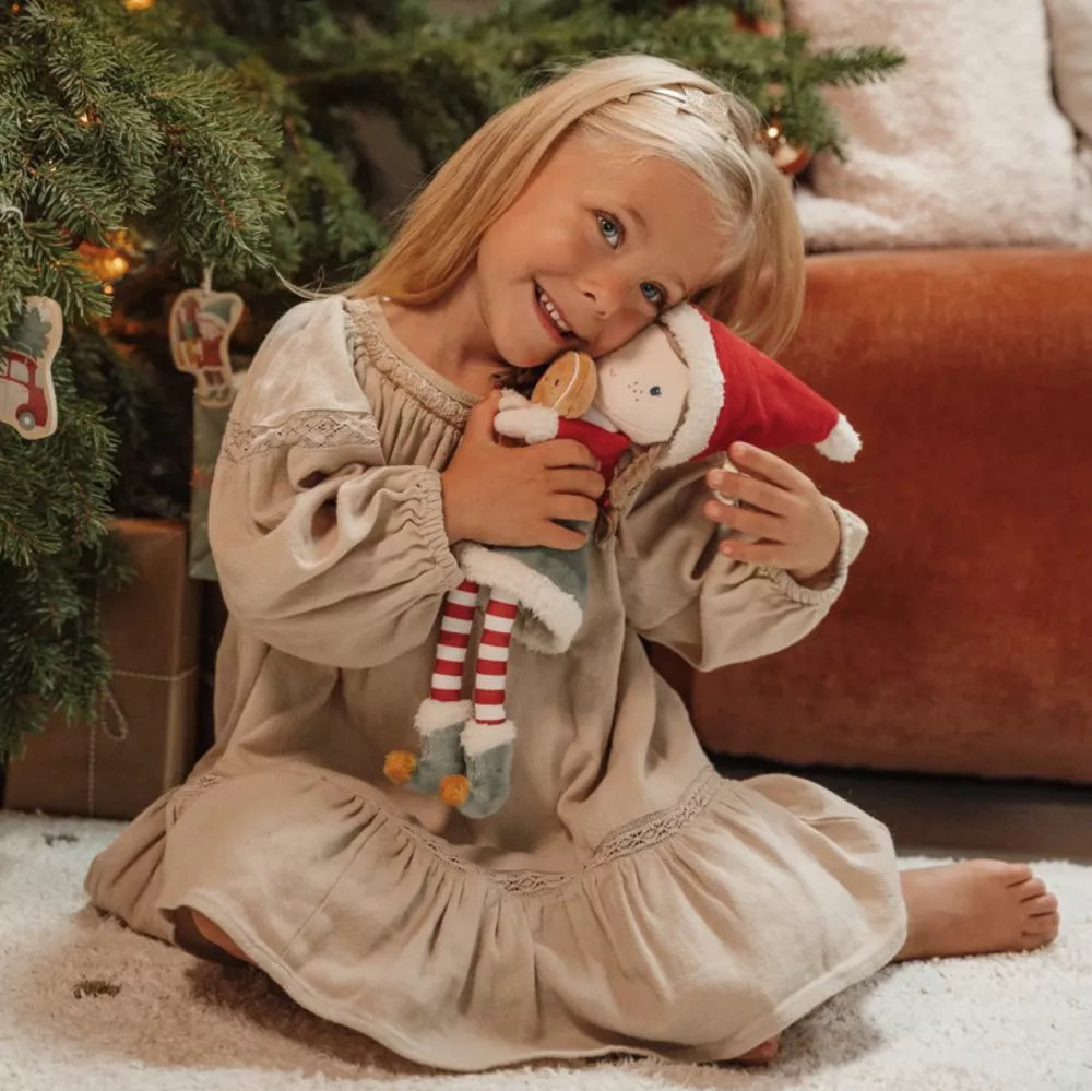 Bambina gioca con la Bambola Rosa Natalizia 35 cm Little Dutch