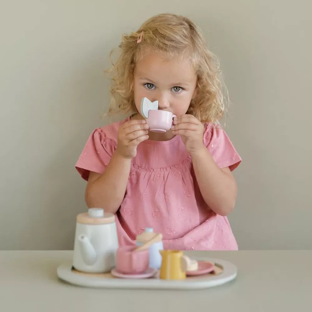 Bambina gioca con il Set da Tè in Legno Little Dutch