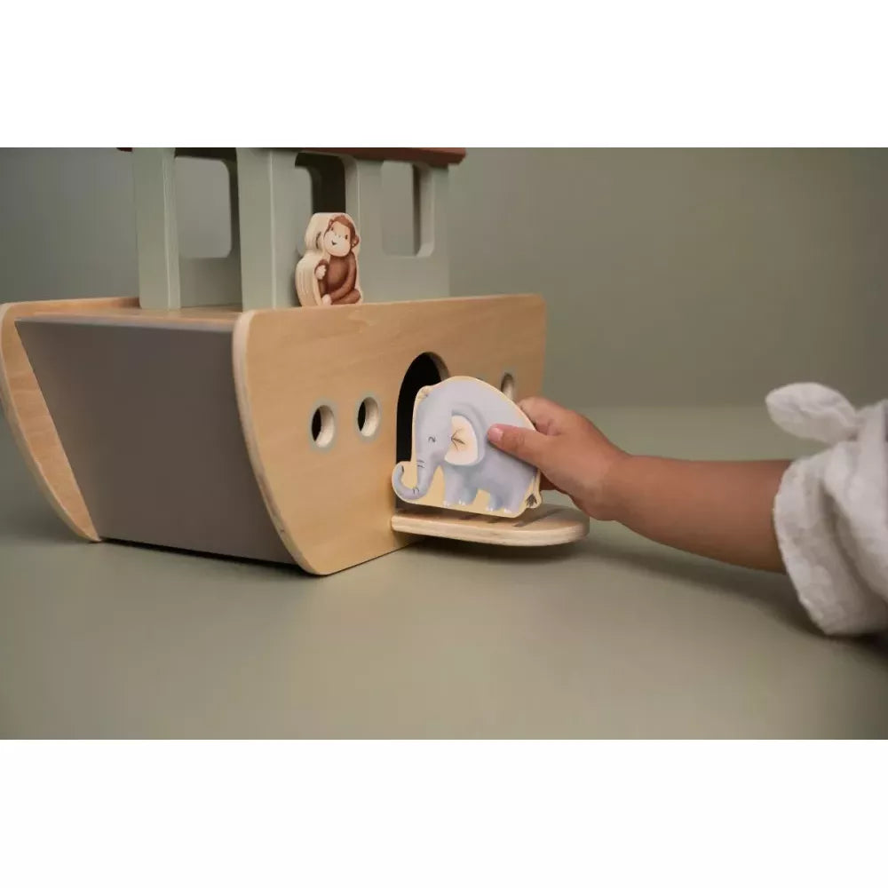 Bambina gioca con l'Arca di Noè Little Dutch