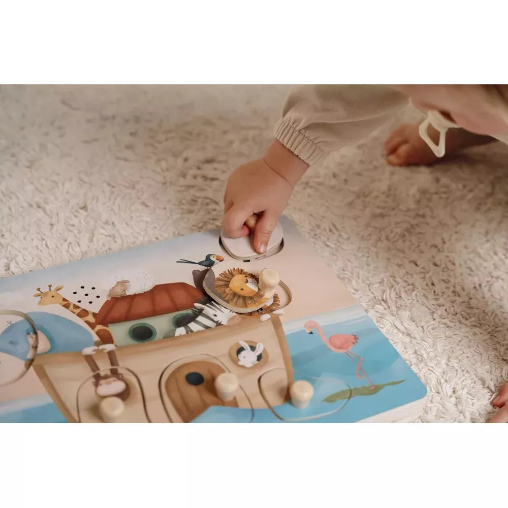 Puzzle Sonoro Arca di Noè Little Dutch bambino che inserisce un pezzo