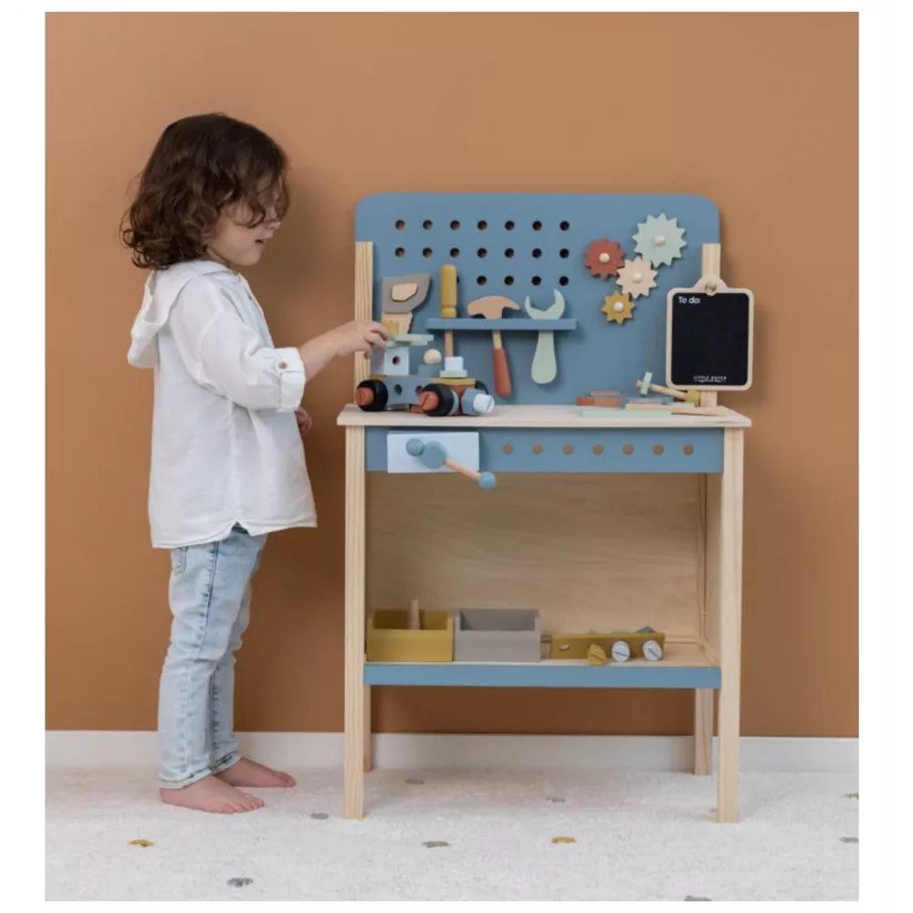 Bambino gioca con il Banco da Lavoro Little Dutch