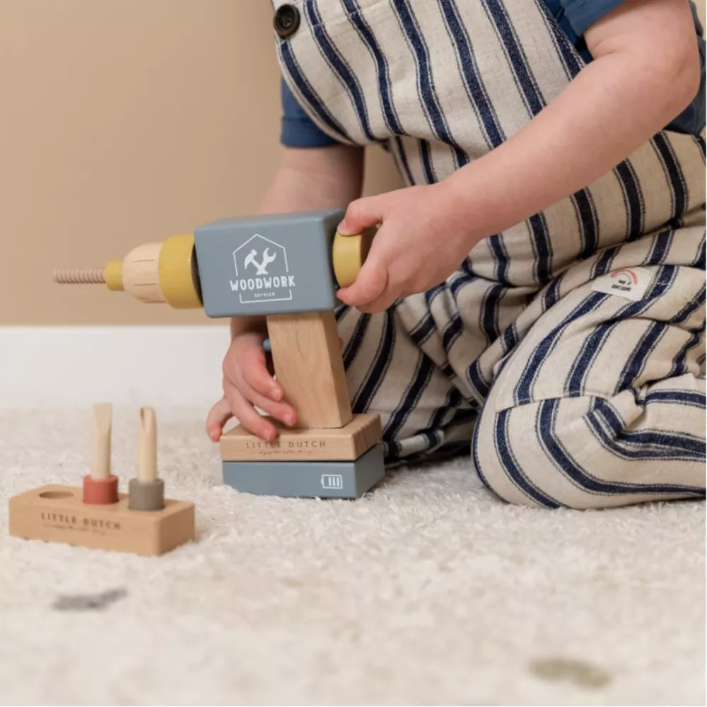 Bambino gioca con il Trapano Little Dutch