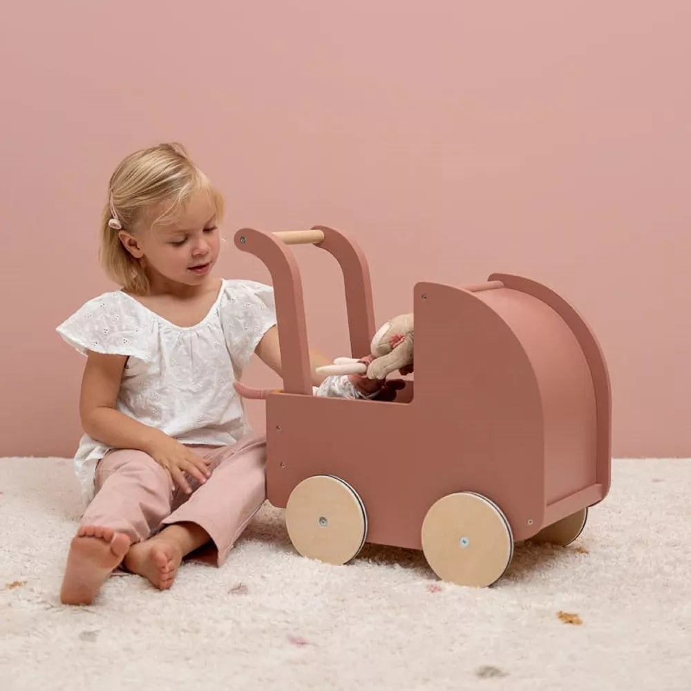 Bambina gioca con la Carrozzina per Bambole in Legno Little Dutch