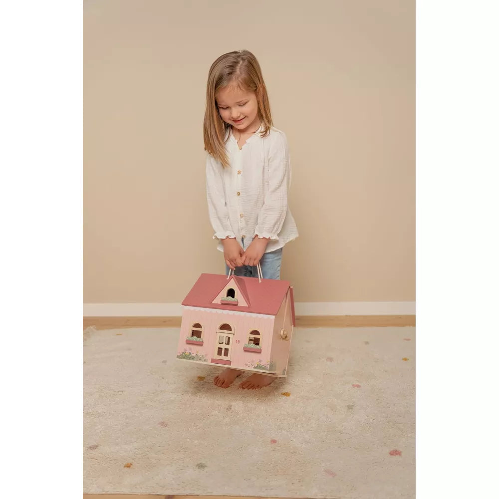 Bambina gioca con la Casa delle Bambole Portatile Little Dutch