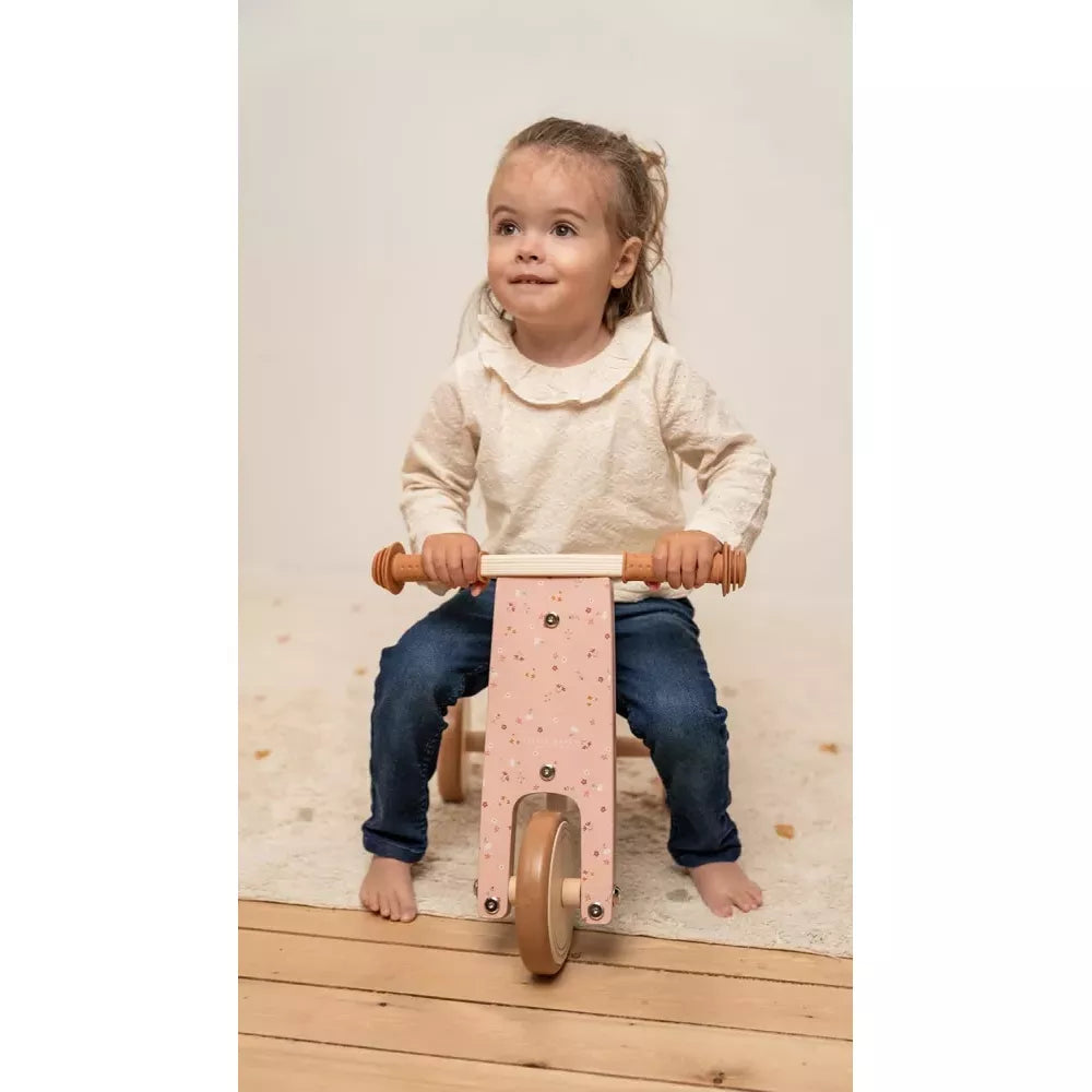 Triciclo in Legno Little Dutch Rosa con bambina