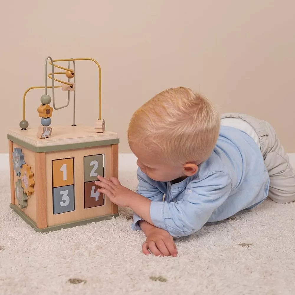 Bambino gioca con il Cubo Multiattività Little Dutch Little Farm