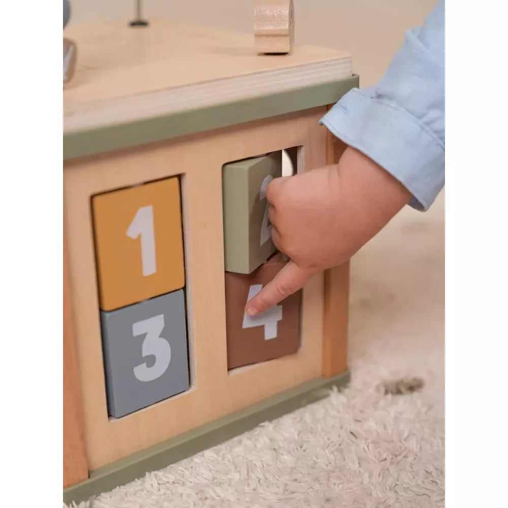 Esempio di gioco con il Cubo Multiattività Little Dutch Little Farm