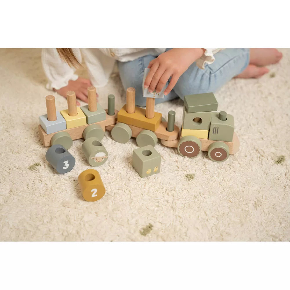 Bambina gioca con il Trenino Impilabile Little Dutch Little Farm
