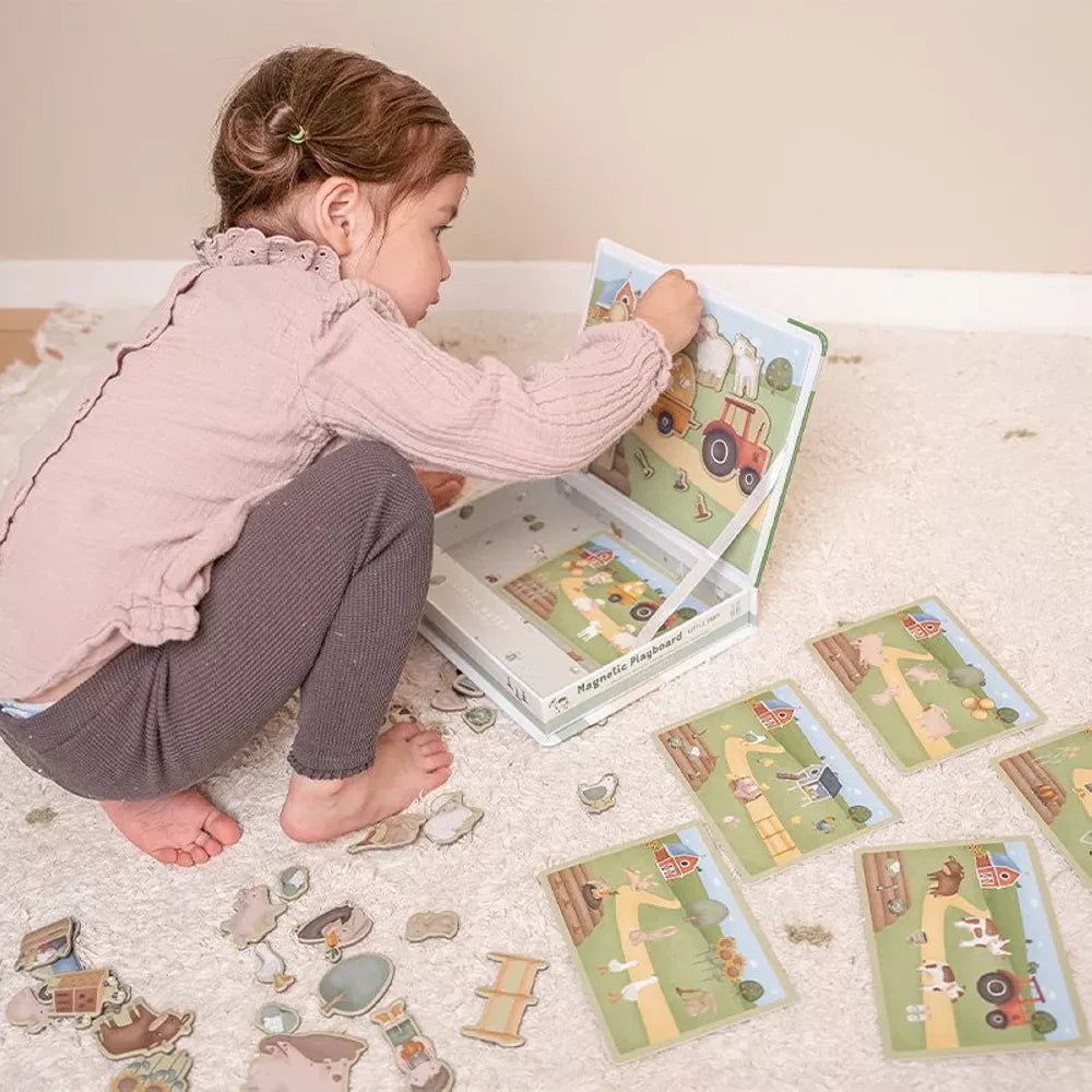 Bambina gioca con il Gioco Magnetico Little Dutch Little Farm
