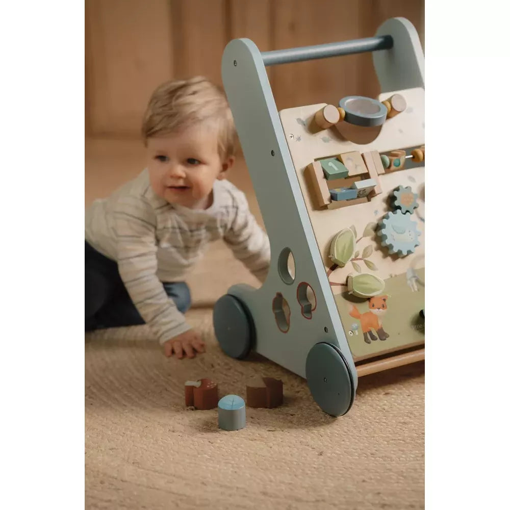 Carrellino Primi Passi Little Dutch Forest Friends con bambino che gattona