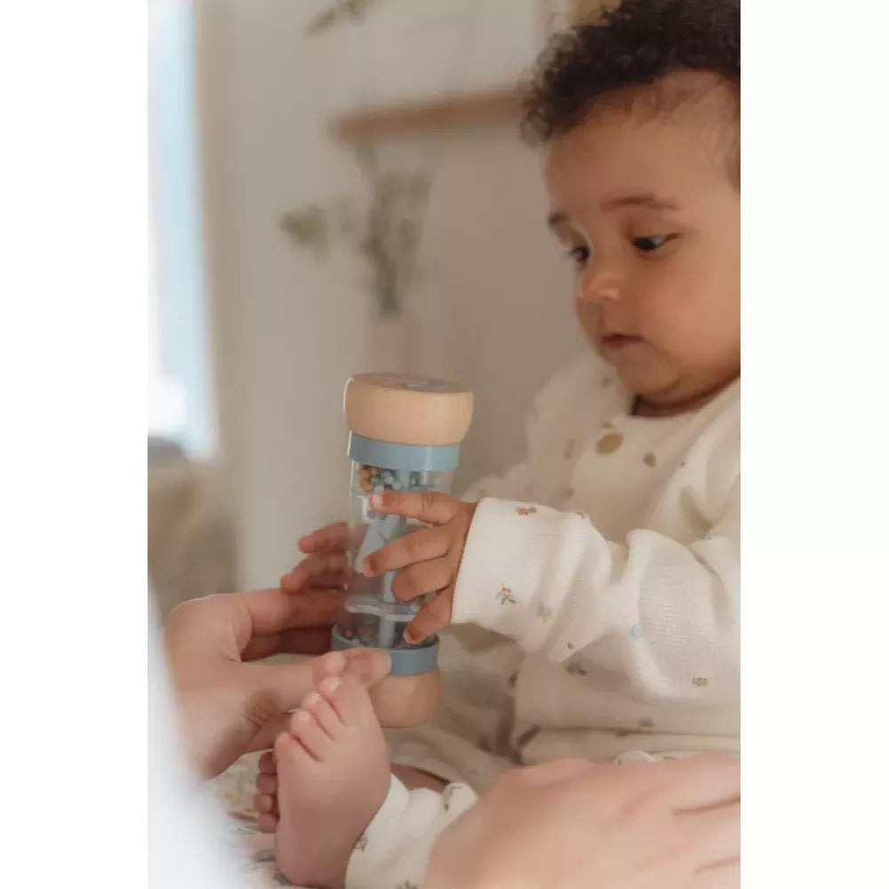 Bambino gioca con il Bastone della Pioggia Little Dutch Forest Friends