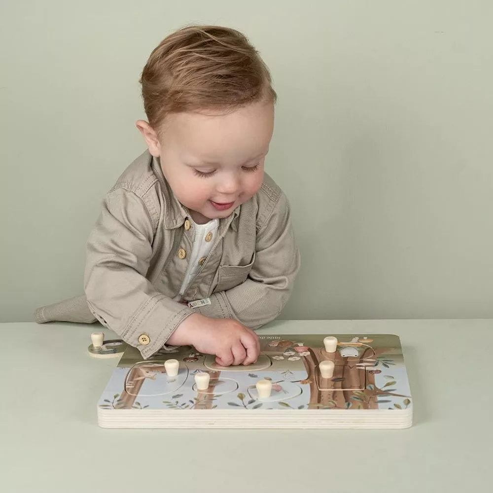 Bambino usa il Puzzle Sonoro Little Dutch Forest Friends