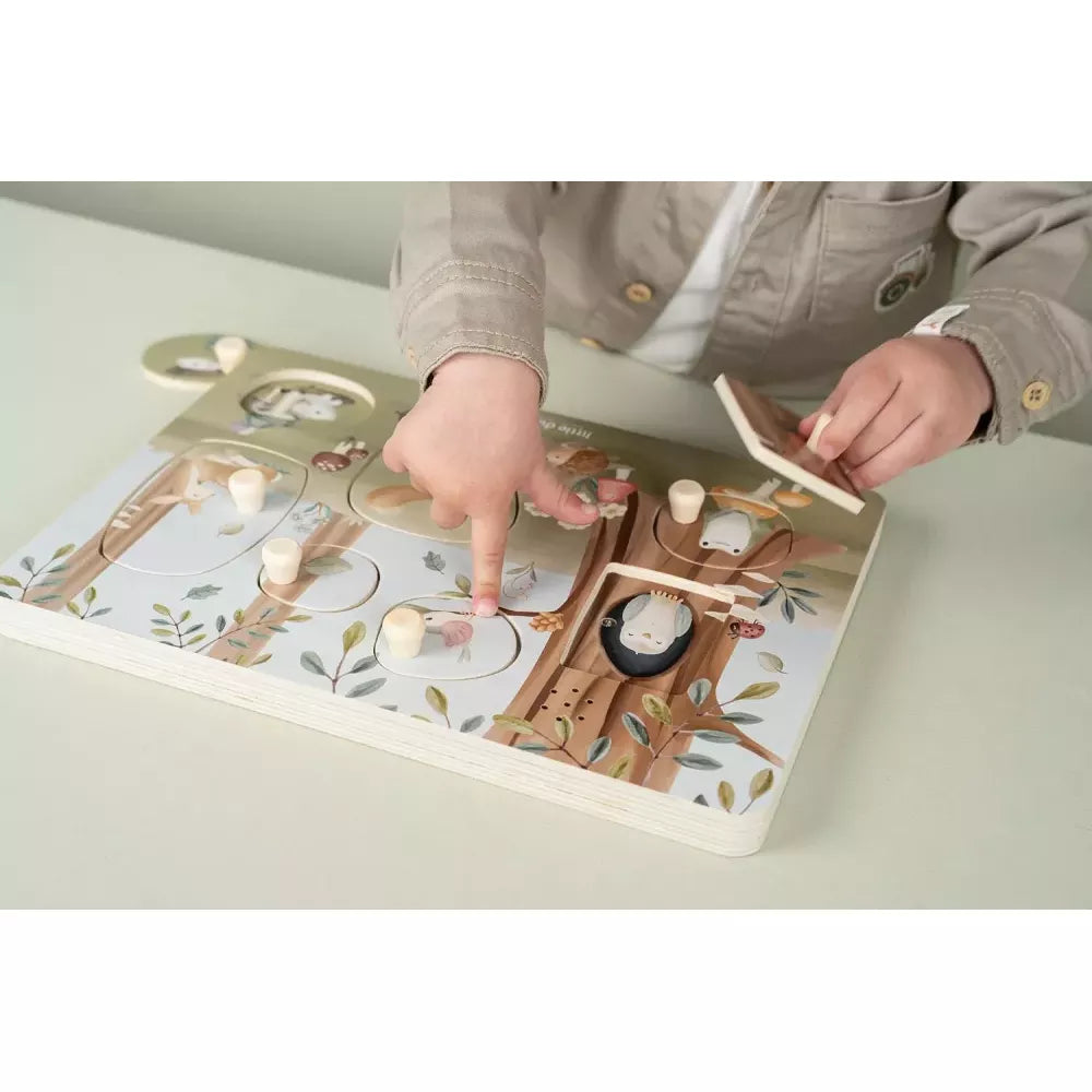 Bambino gioca con il Puzzle Sonoro Little Dutch Forest Friends
