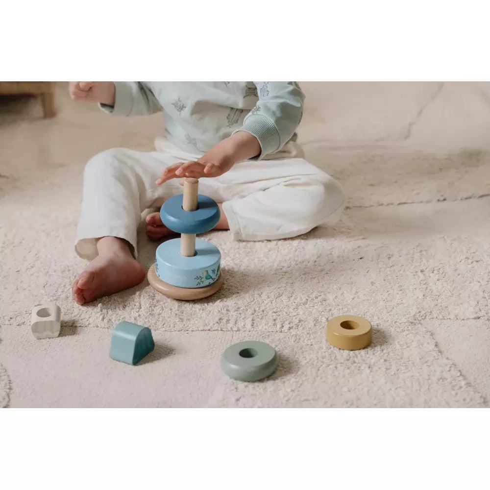 Bambino gioca con l'Impilabile Little Dutch Forest Friends