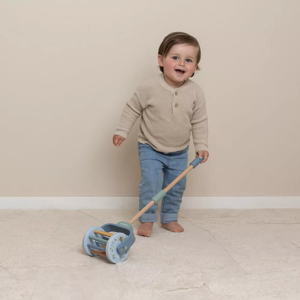 Bambino gioca con lo Spingi Spingi Little Dutch Forest Friends