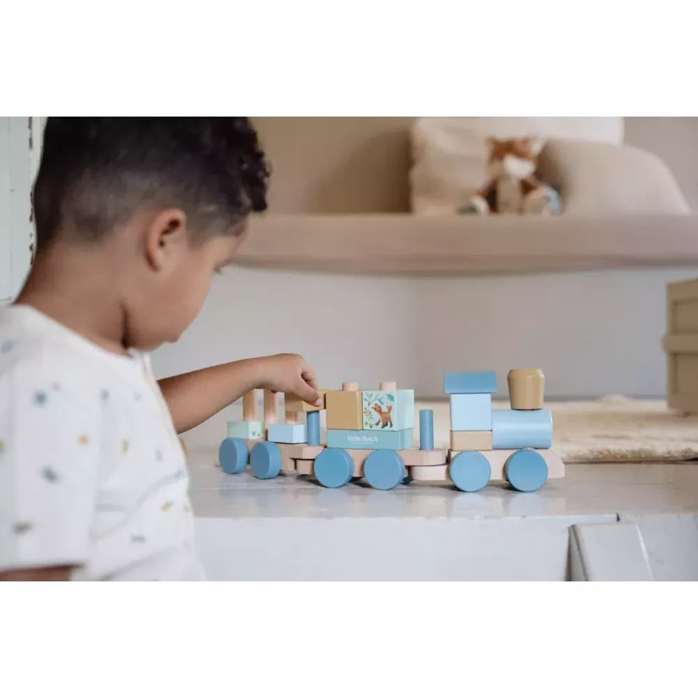 Bambino gioca con il Trenino Impilabile Little Dutch Forest Friends