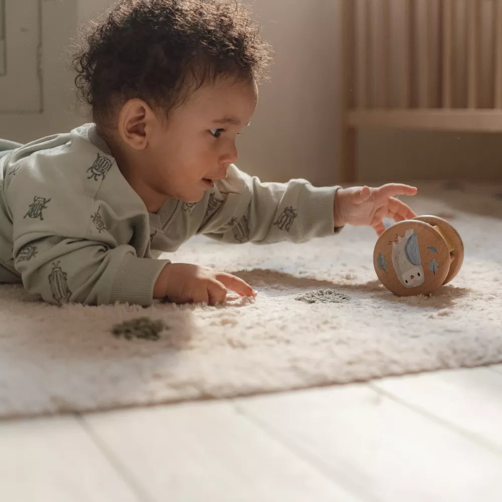 Bambino gioca con il sonaglio del Set Regalo in Legno Forest Friends