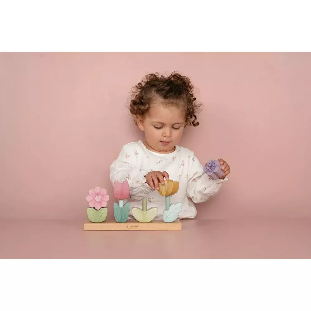 Bambina gioca con i Fiori Impilabili Little Dutch