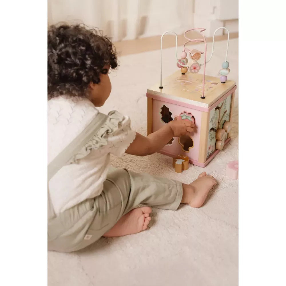 Bambina gioca con le forme a incastro del Cubo Multiattività Little Dutch Fairy Garden