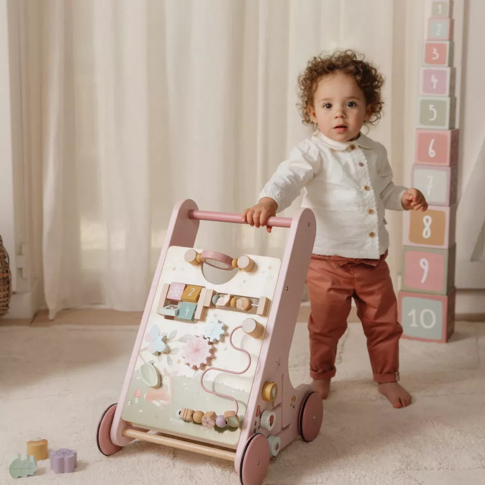 Bambino usa il Primipassi Multiattività Little Dutch Fairy Garden