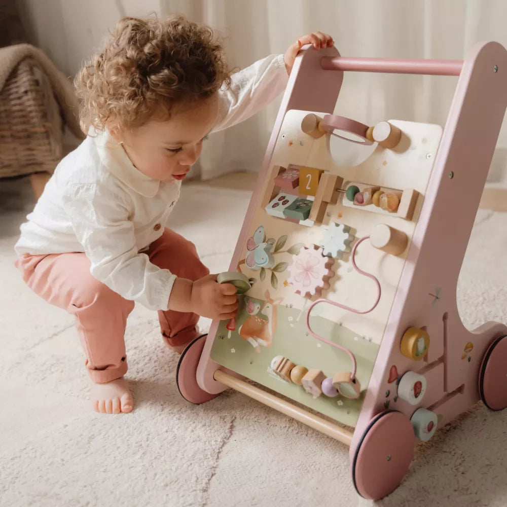 Bambino gioca con il Primipassi Multiattività Little Dutch Fairy Garden